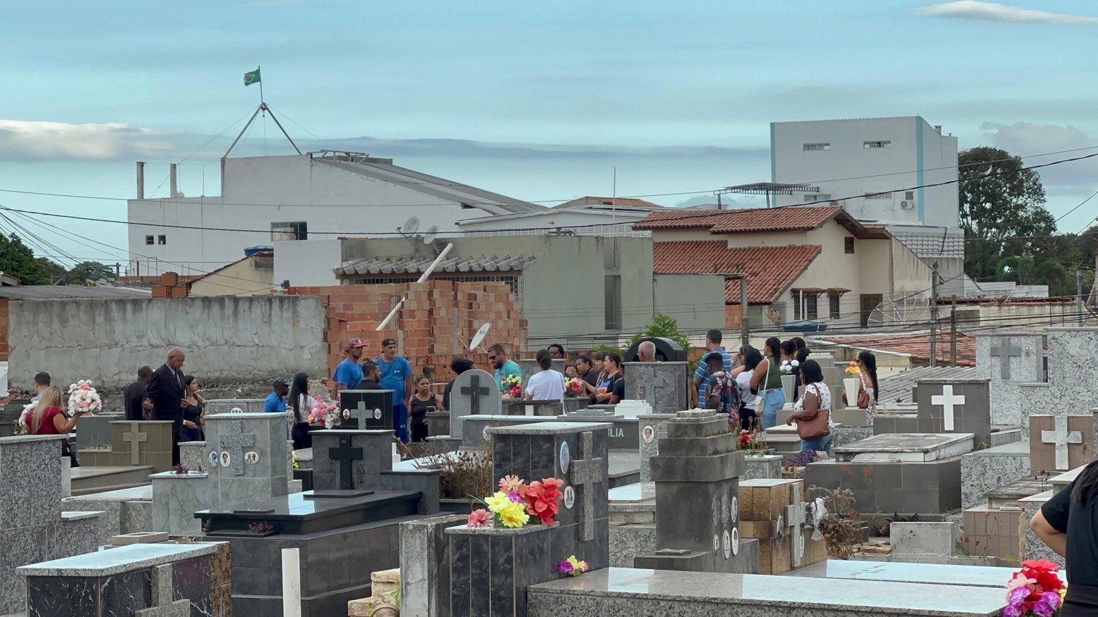 Corpo de mulher encontrada morta em condomínio na Barra da Tijuca, no Rio, é enterrado em Campos; filho está preso