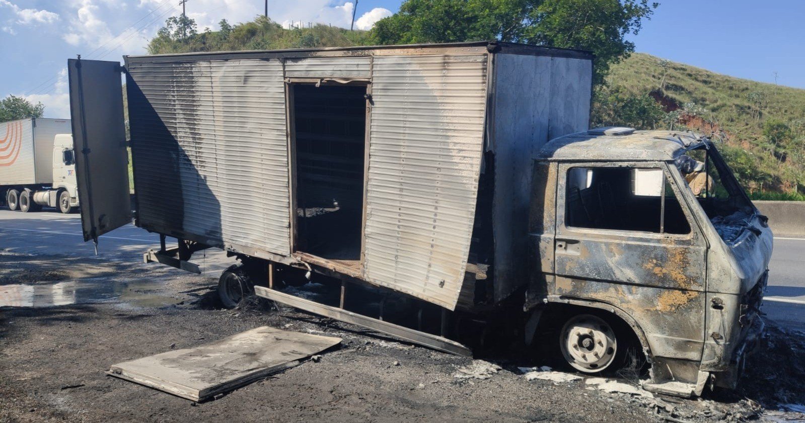 Caminhão-baú pega fogo na Via Dutra, em Barra Mansa