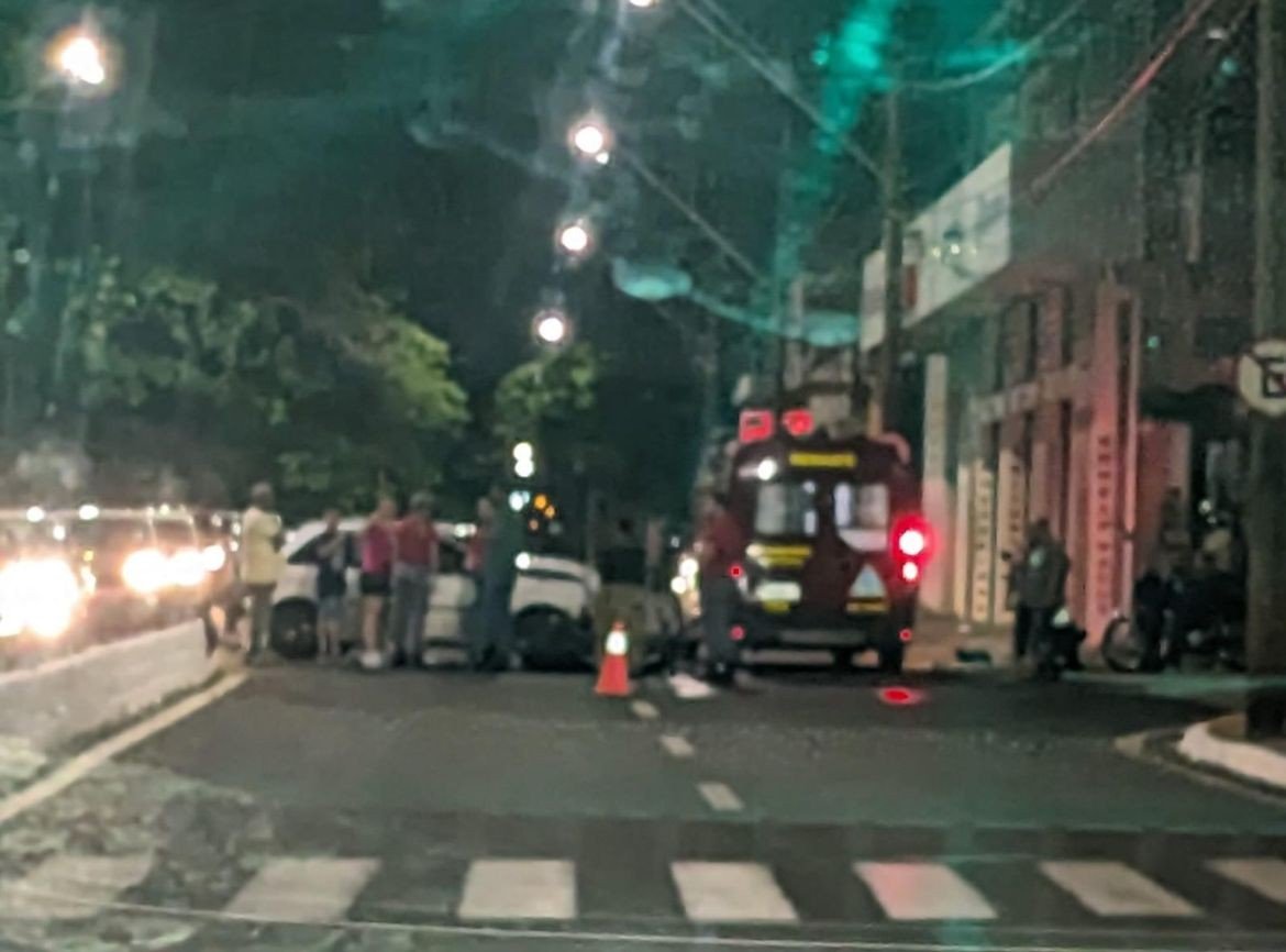 Jovem morre após bater motocicleta contra carro no centro de Bauru