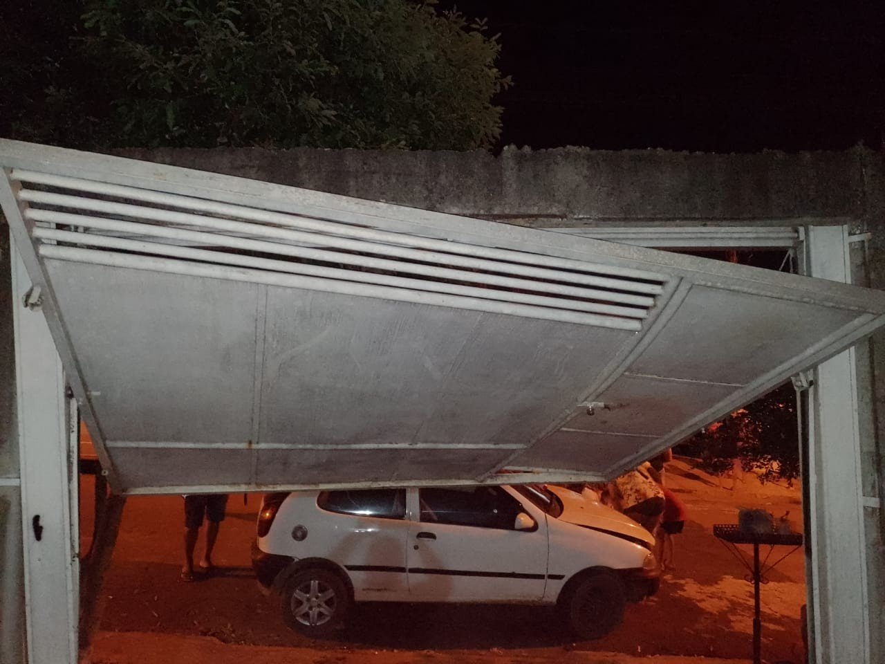 Homem é preso em Capivari após ameaçar irmã com faca e destruir fachada de casa com carro