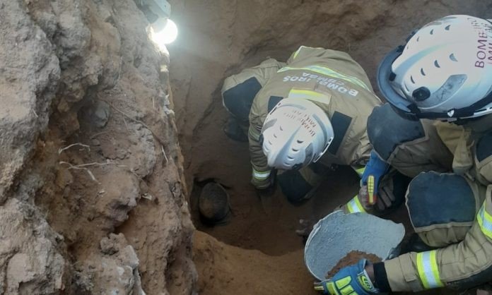 Homem fica soterrado após deslizamento de terra em Salvador