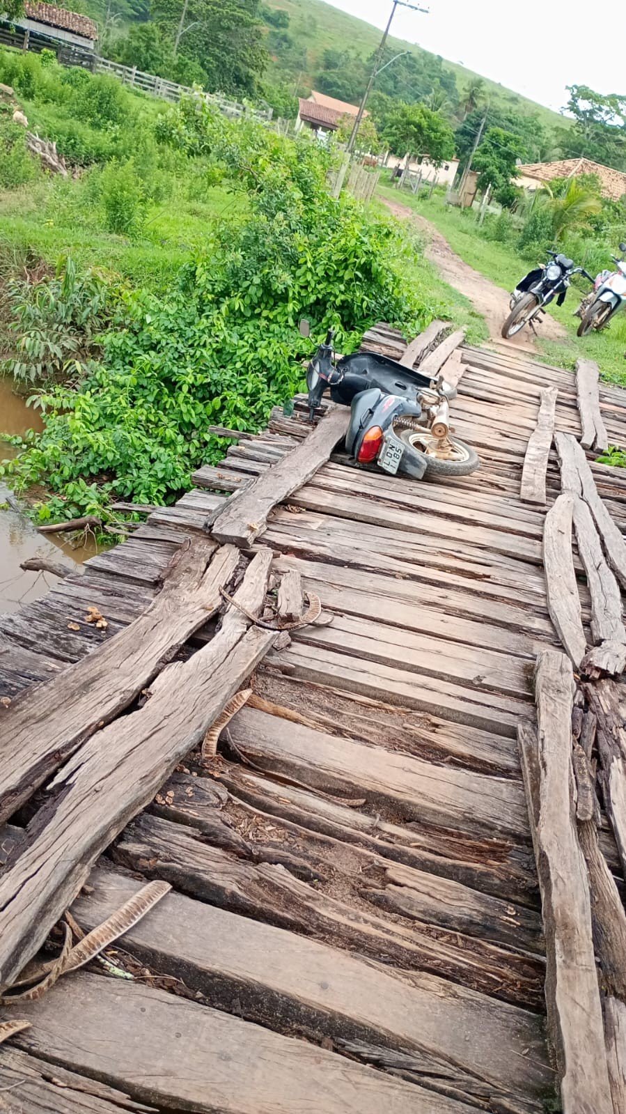 Motociclista morre após cair de ponte deteriorada em Campos dos Goytacazes