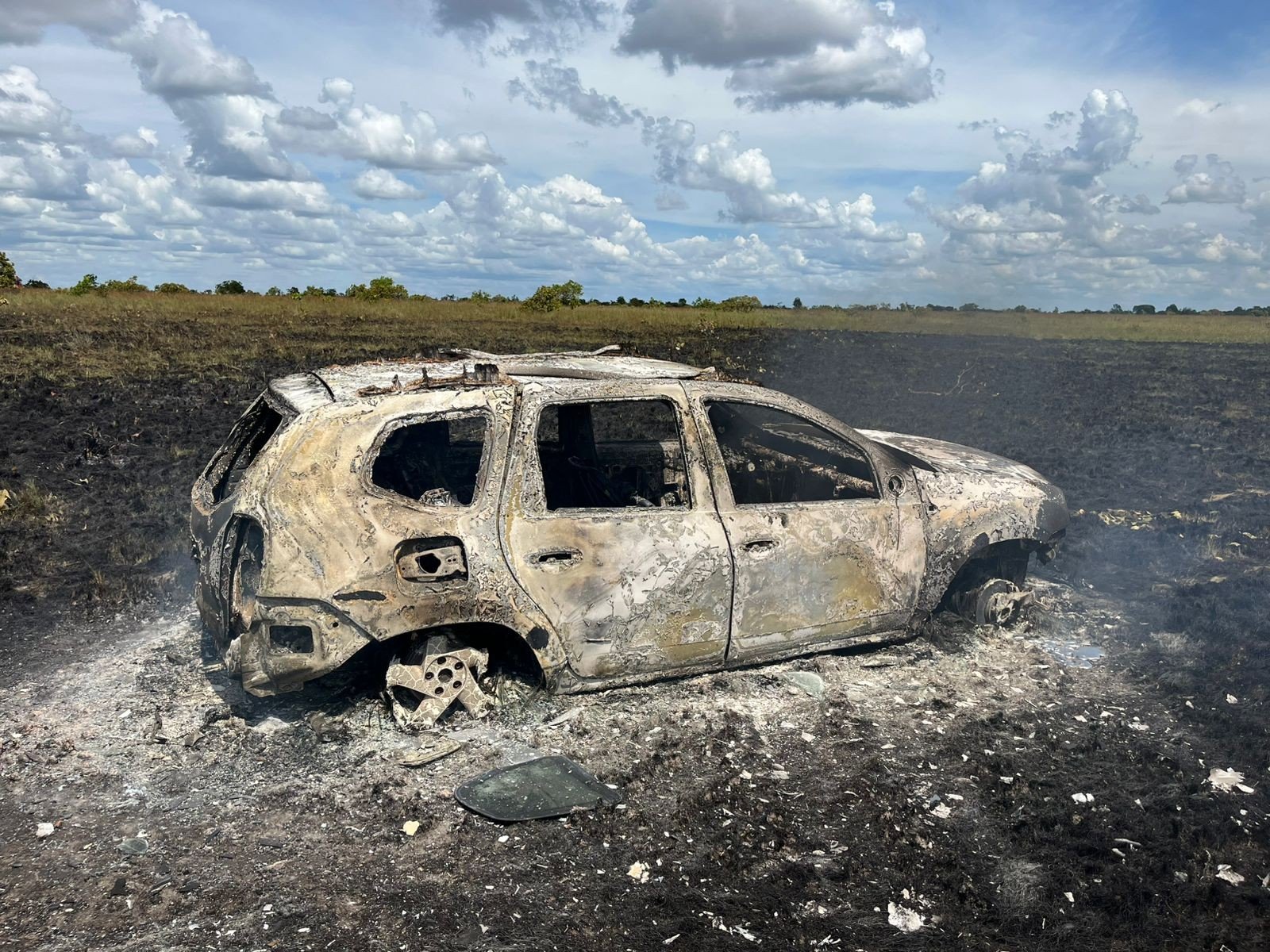 Fogo descontrolado atinge lavrado e chamas consomem carro no Norte de Roraima