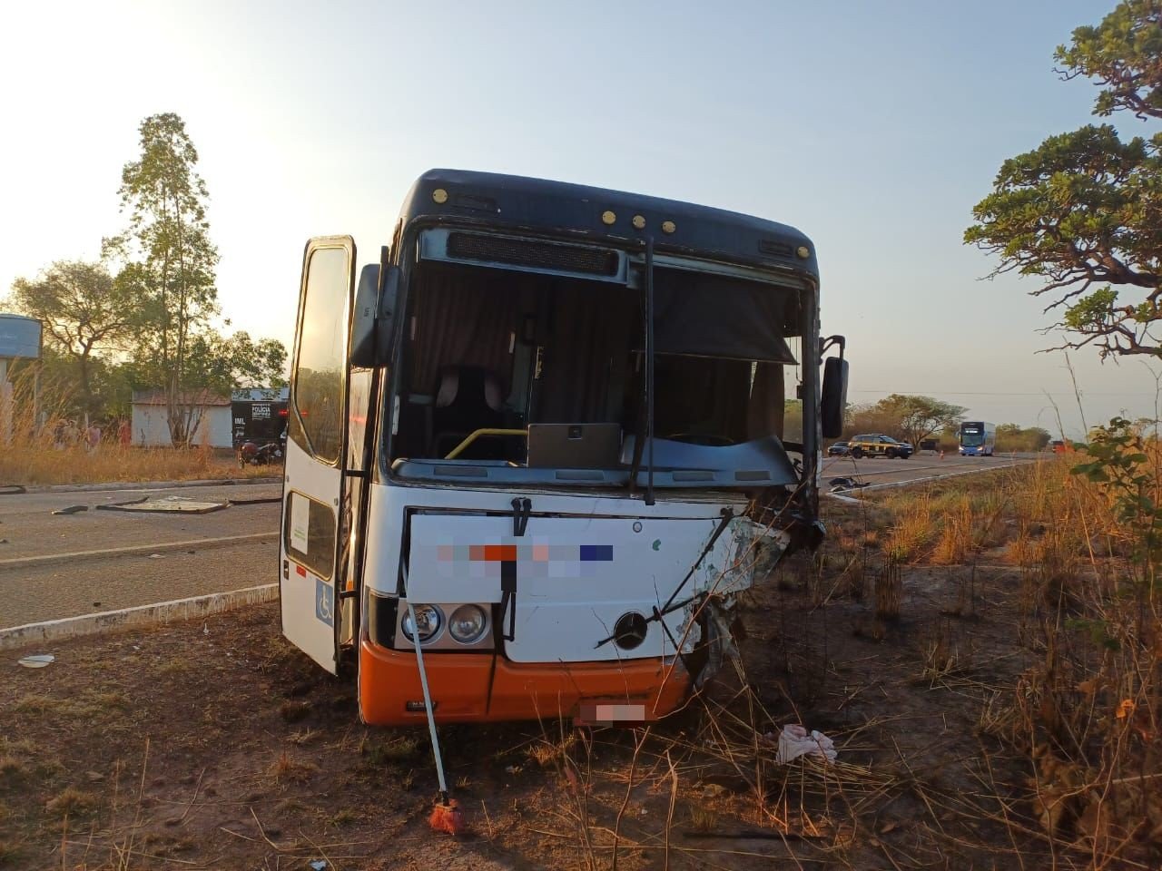 Motorista de 48 anos morre preso às ferragens após bater de frente com ônibus de excursão no Piauí