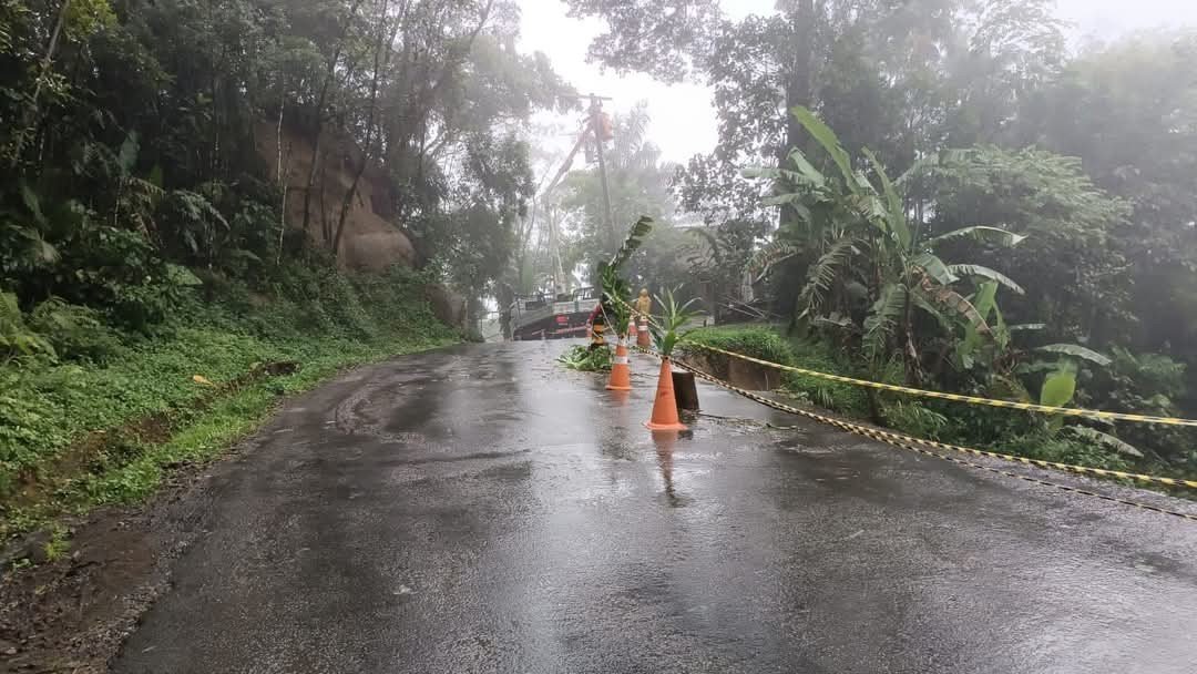 Chuva faz asfalto ceder na RJ-165, em Paraty