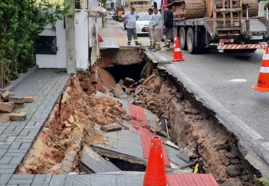 Galeria se rompe em rua de SC e reparo exige abertura de buraco de 30 metros após chuvas; FOTOS
