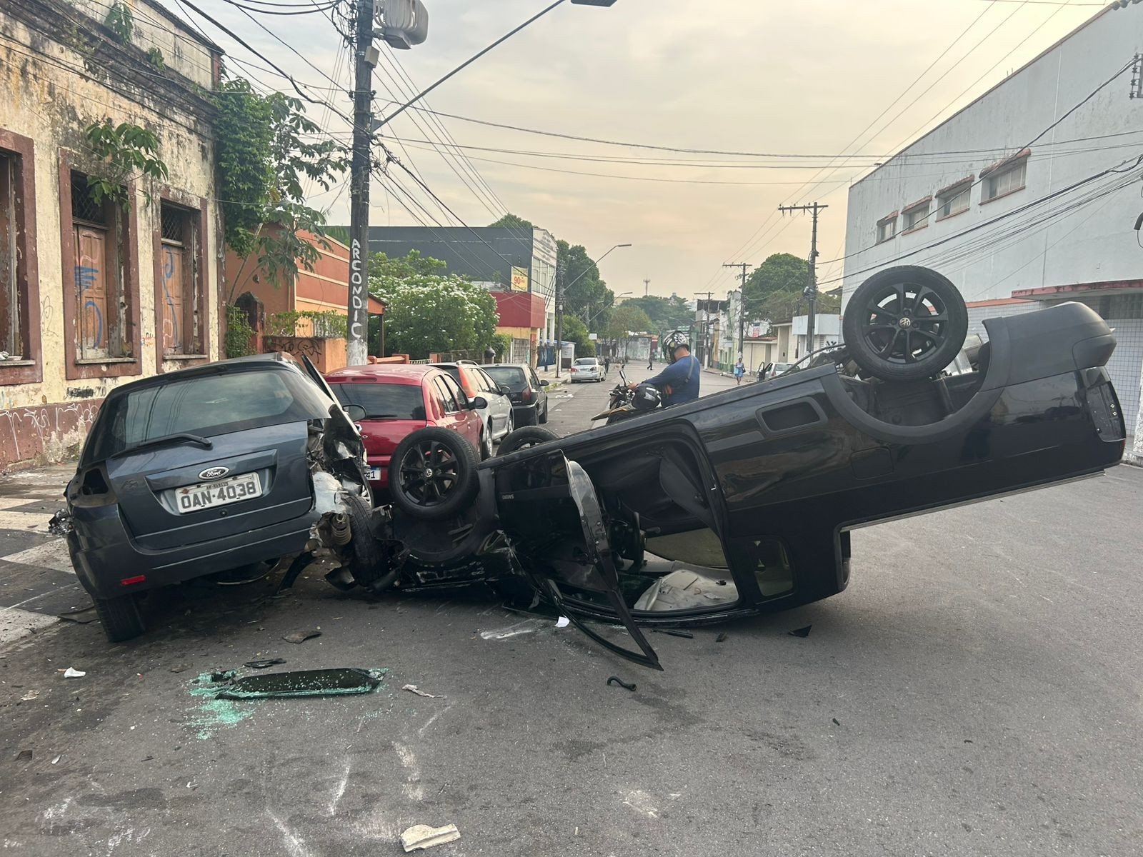 Carro capota e atinge veículos estacionados em rua no Centro de Manaus