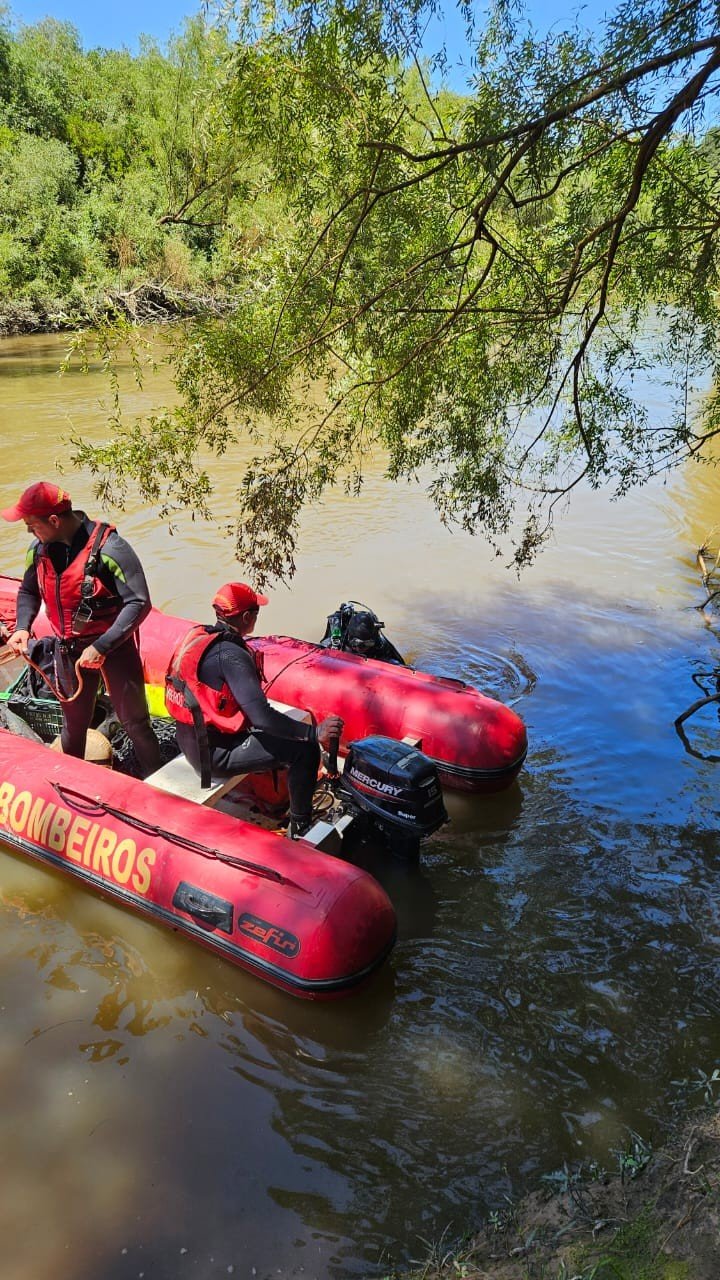 Bombeiros entram no terceiro dia de buscas por homem que desapareceu após tentar atravessar rio nadando e se afogar no Paraná