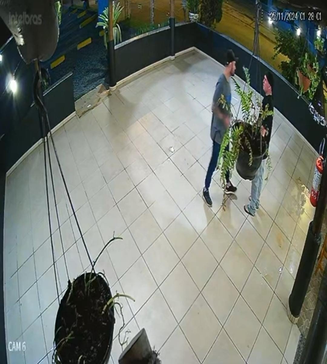 Homem mata atendente de lanchonete, foge para casa da ex e atira 5 vezes contra ela na frente da filha em SC; VÍDEO