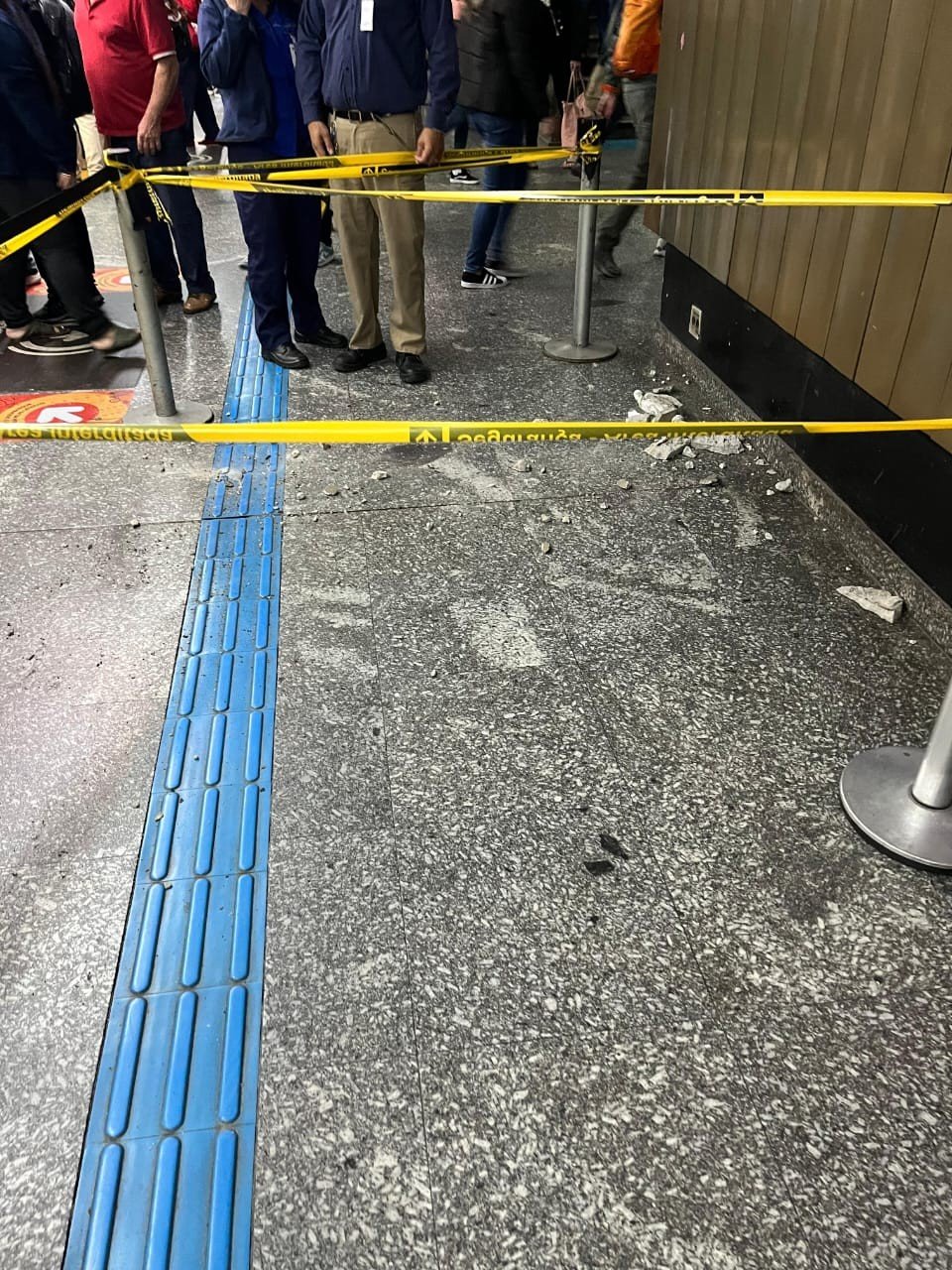 Pedaço de concreto se solta do teto na
plataforma da estação Jabaquara do Metrô e atinge passageira