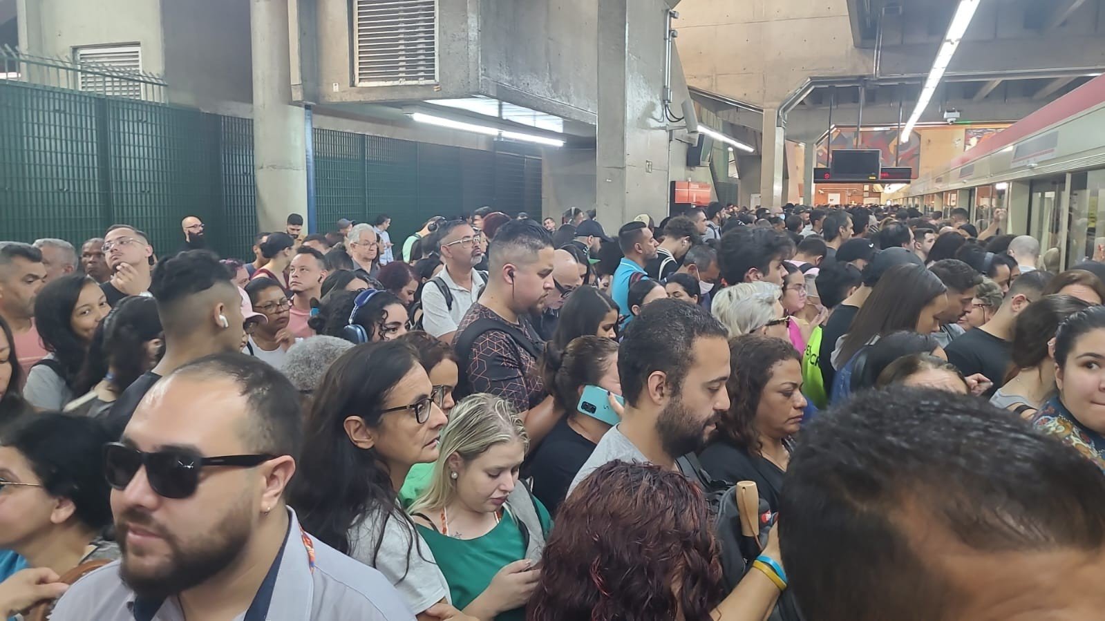 Falha na Linha 3-Vermelha do Metrô provoca lentidão e lotação nas plataformas