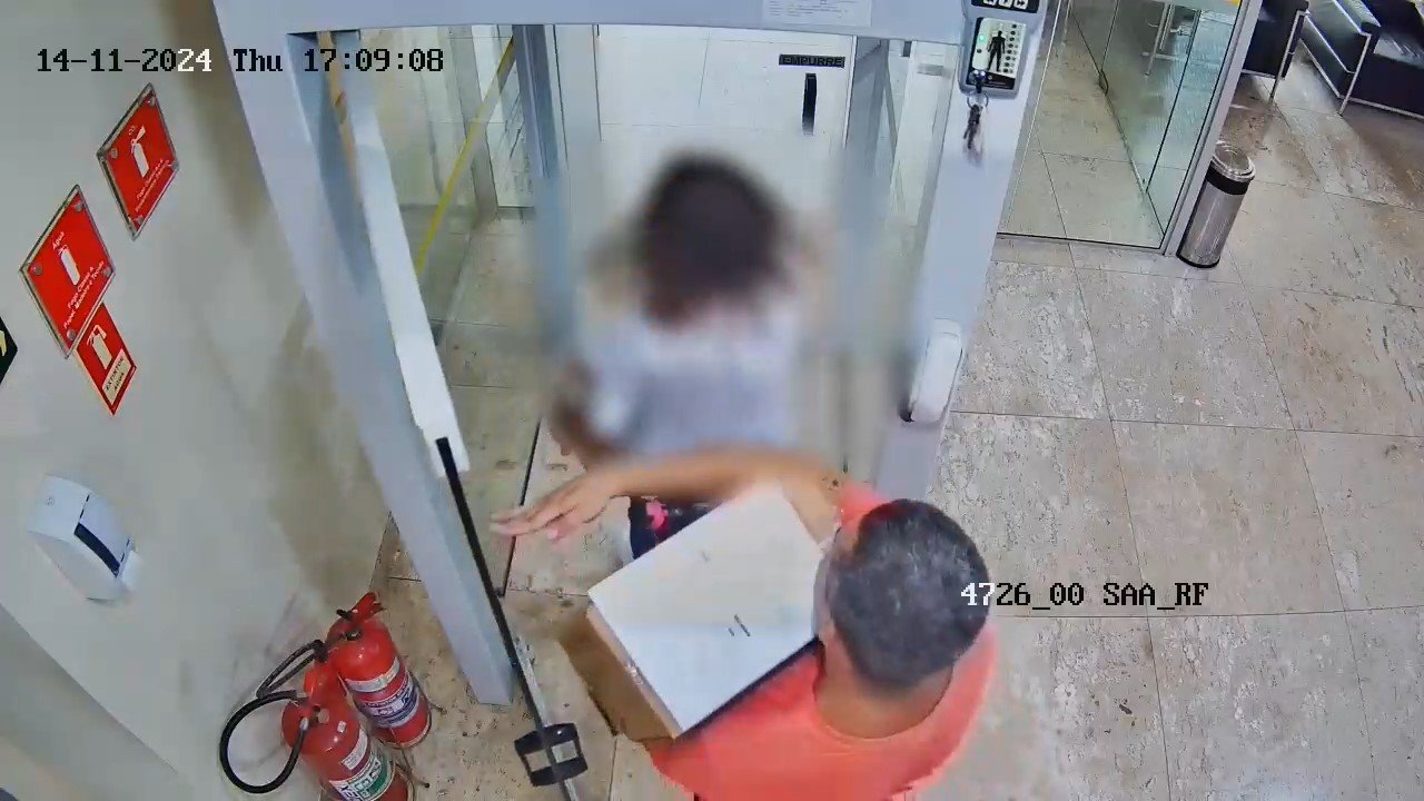 Vídeo mostra funcionário do Banco do Brasil que furtou R$ 1,5 milhão saindo de agência com dinheiro em caixa de papelão no ES