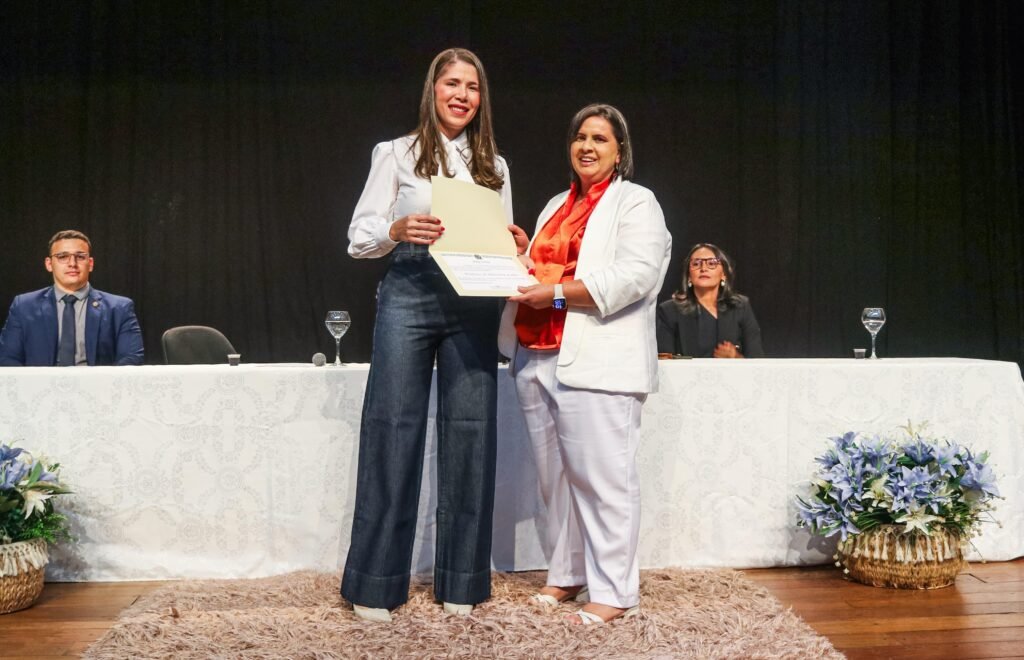 Vereadora mais votada de Cruzeiro do Sul, Valéria Lima, foi diplomada em Cruzeiro Sul 