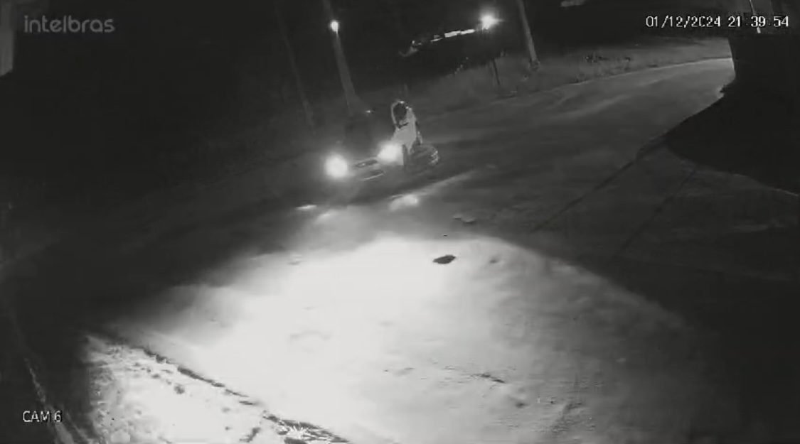 Por falta de iluminação, mulher prende carro em pneu da rotatória do Formoso, em Cruzeiro do Sul