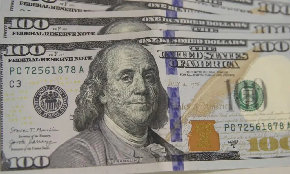 Dólar dispara na abertura e vai a R$ 6,14 após Copom indicar piora na percepção fiscal