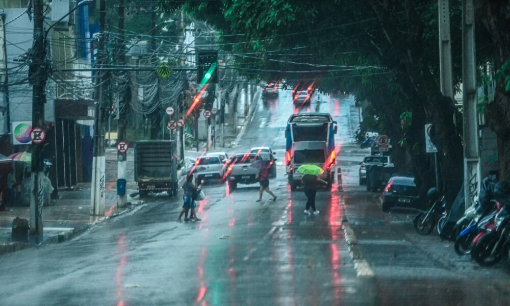 Inmet emite alerta de chuvas intensas com ventos de até 60 km/h no Acre