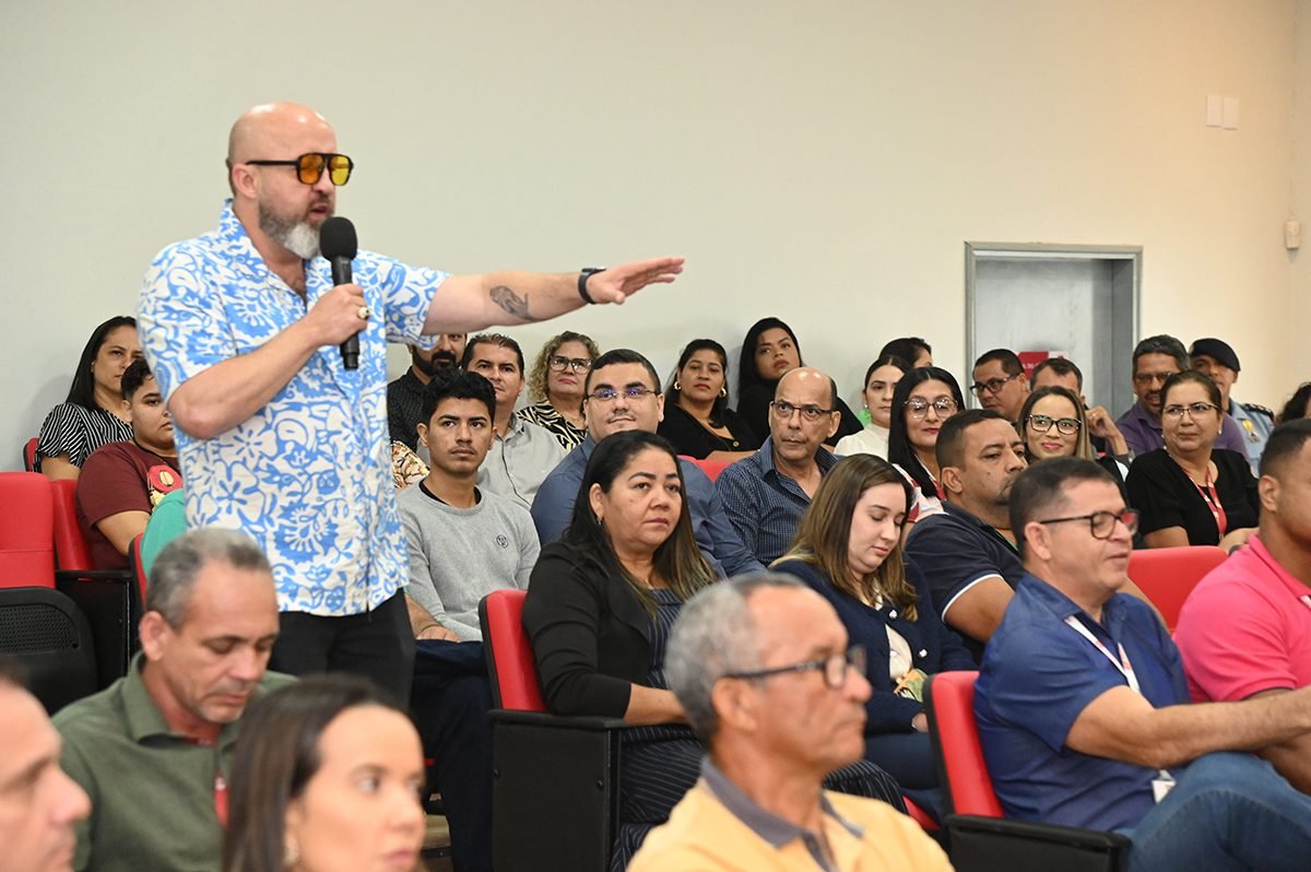 Palestra inspiradora de Fabrício Carpinejar marca revitalização do auditório da Cidade da Justiça em Cruzeiro do Sul