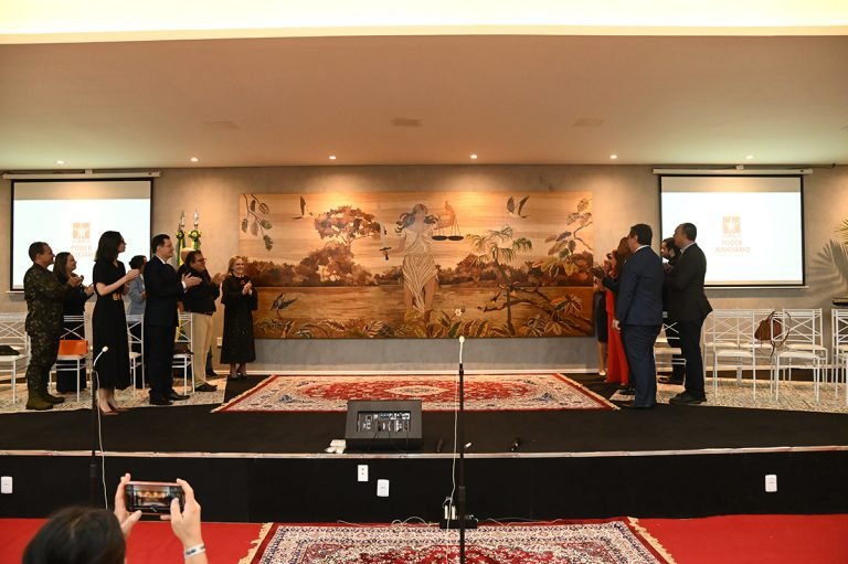 Cidade da Justiça de Cruzeiro do Sul entrega auditório revitalizado com acessibilidade e obra de arte histórica