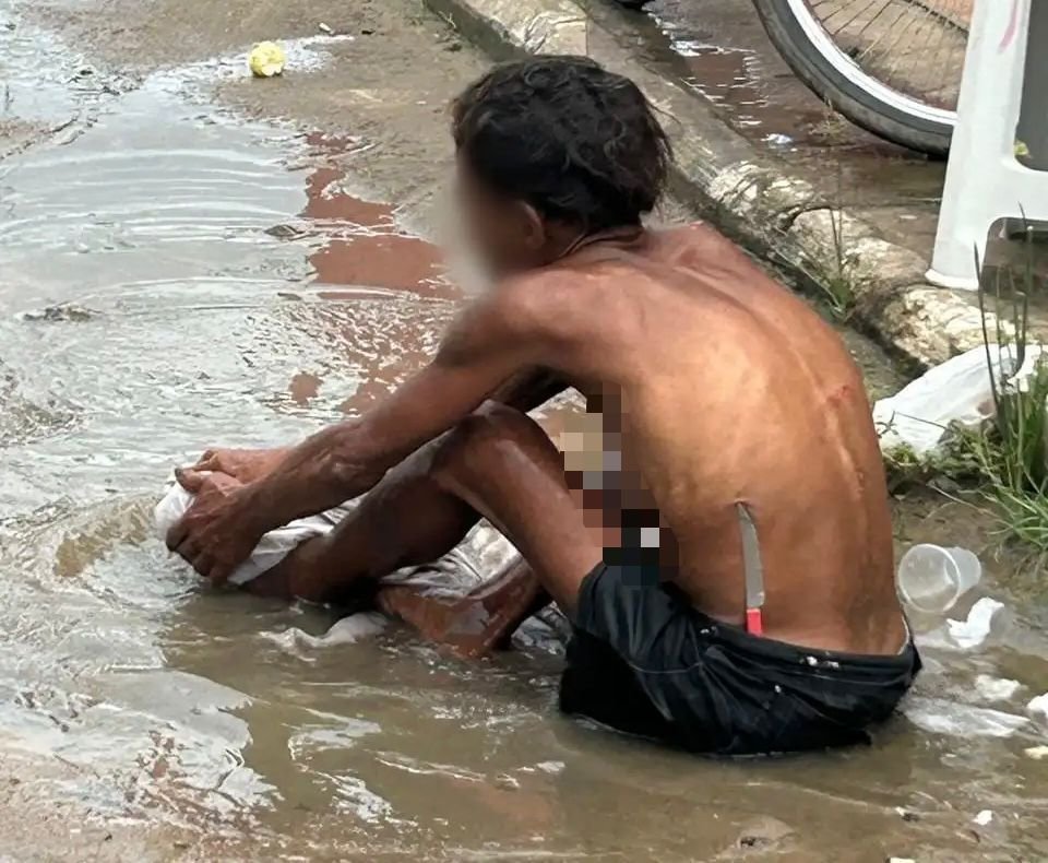 Moradora de rua causa transtornos no centro de Cruzeiro do Sul, e comerciantes pedem ação das autoridades