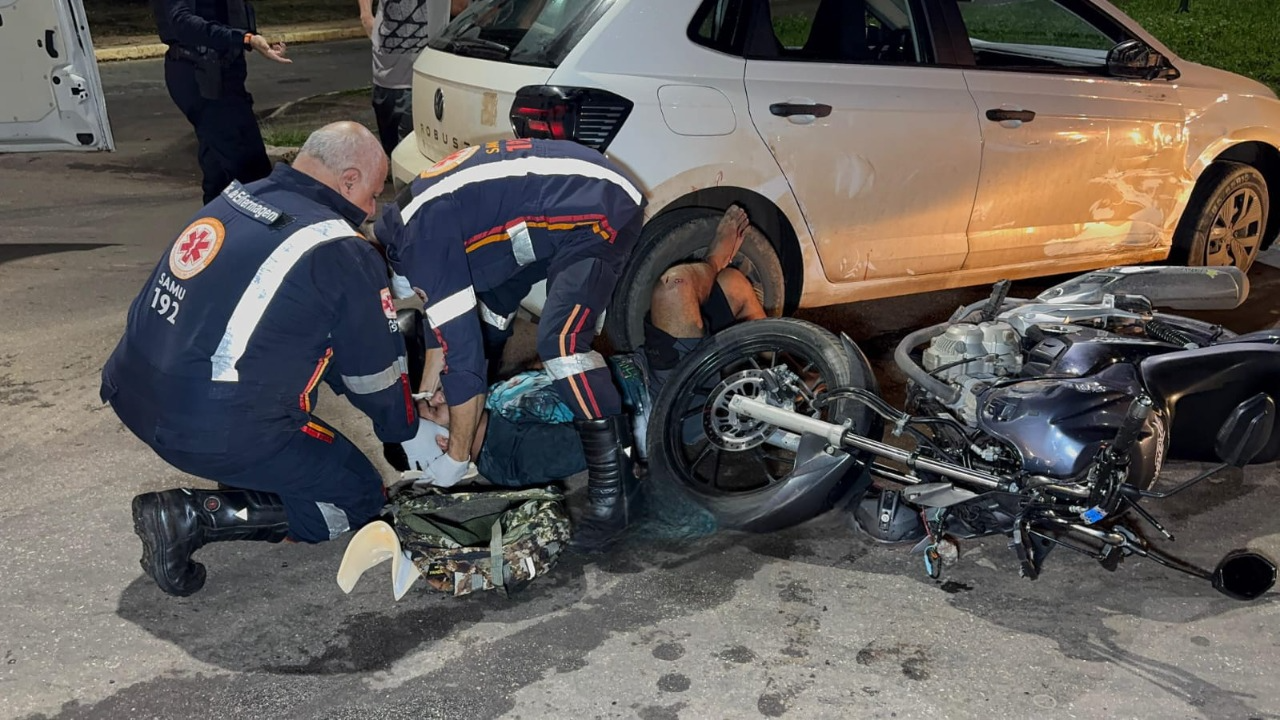 Carro invade preferencial e atinge motociclista na Getúlio Vargas; vítima foi parar no PS