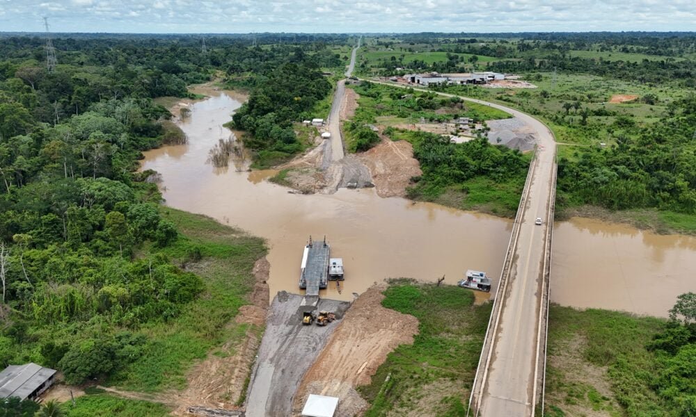 Nível do Rio Caeté sobe e balsas seguem paradas; travessia é mantida em ponte