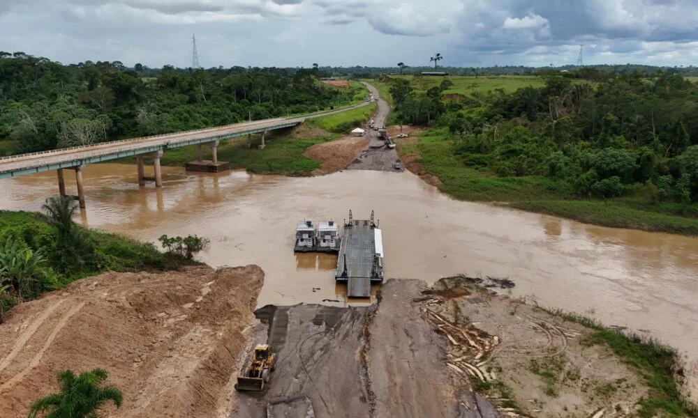 Balsa do Dnit volta a atravessar caminhões no Caeté; na ponte só carros