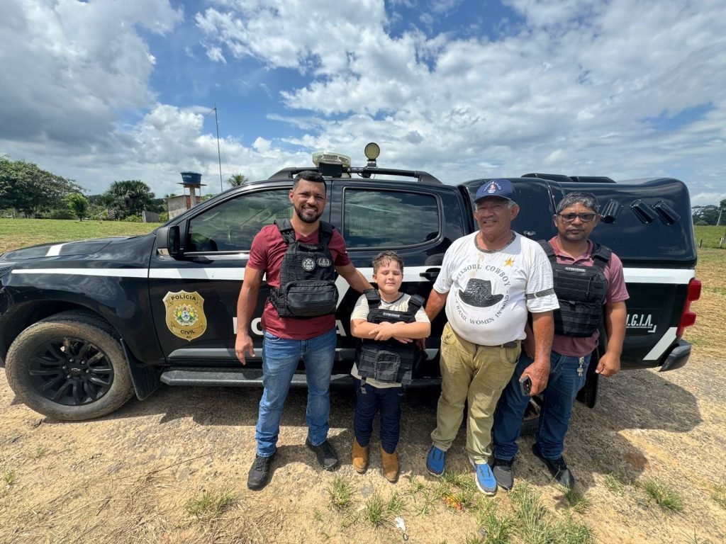 Sonho de infância: Isaac, de 7 anos, veste farda da Polícia Civil e emociona em Cruzeiro do Sul 