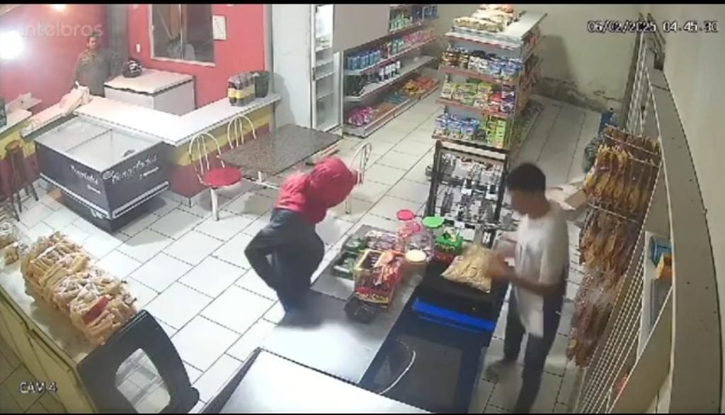 Vídeo: Panificadora é assaltada em Mâncio Lima; criminoso levou mais de R$ 1 mil