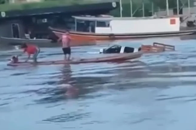 Carro afunda no rio enquanto era carregado com açaí em Cruzeiro do Sul