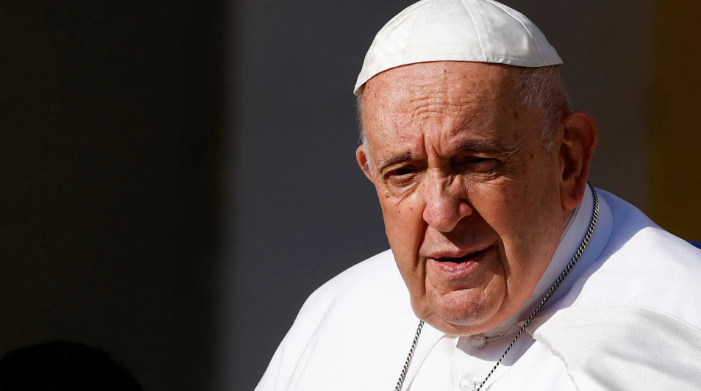 Papa, em estado crítico, teve uma “boa noite” no hospital, diz Vaticano