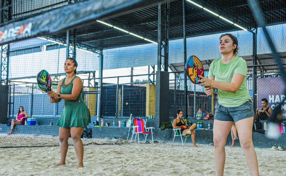 Arena Beach Juruá faz torneio feminino de beach tênis com 13 duplas