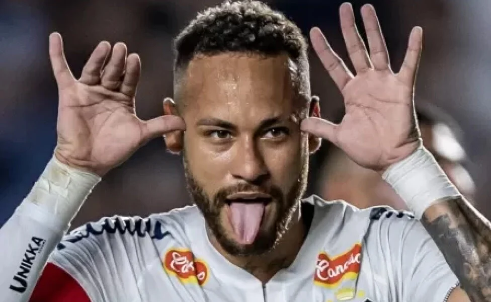 Neymar marca o 1º no retorno, Santos vence e dá salto na tabela do Paulista