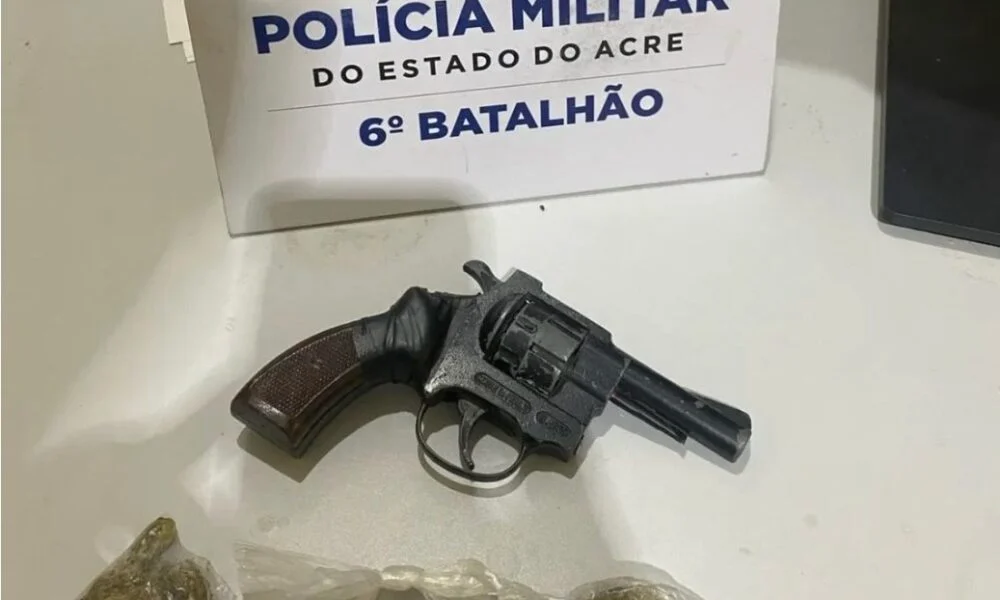 Homem é preso com arma e droga dentro de farmácia em Cruzeiro do Sul