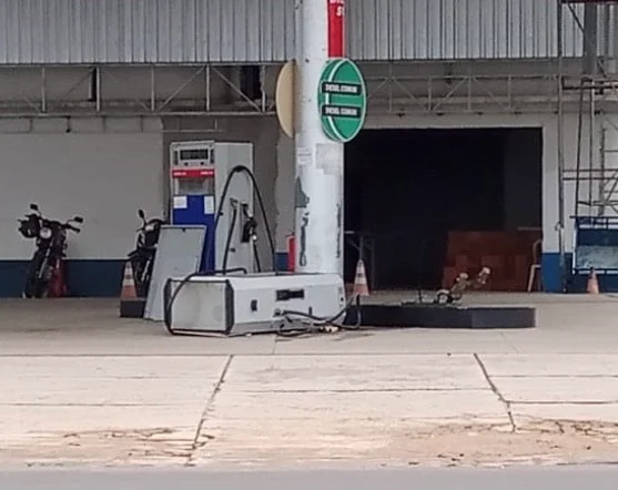 Veículo derruba bomba em posto de combustível de Cruzeiro do Sul