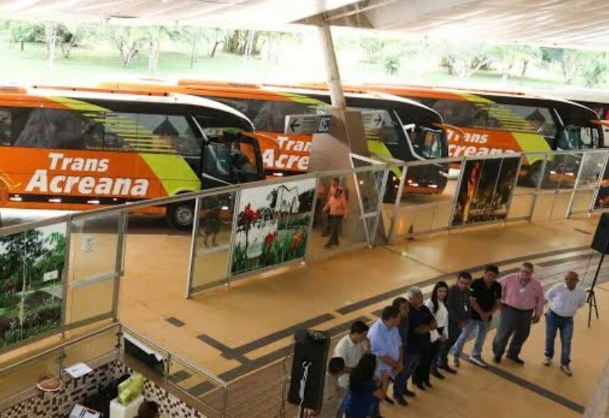 Empresa libera ônibus para Cruzeiro do Sul mesmo com rodovia fechada