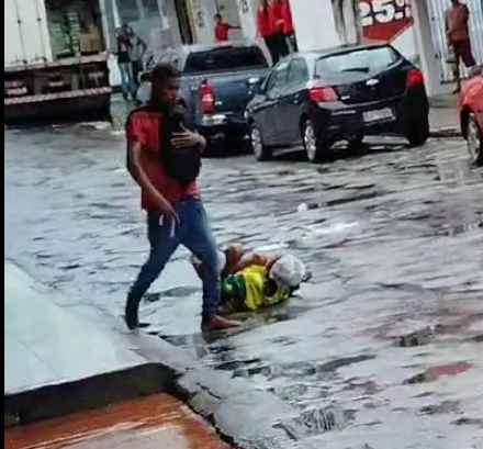 Mulher fica nua em briga no centro de Cruzeiro do Sul