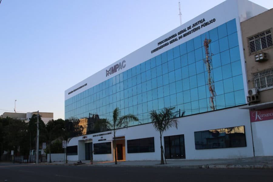 Policial penal e mais 15 pessoas são denunciadas por facilitar entrada de celulares em presídio