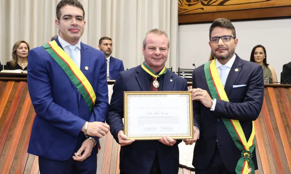 Longo é reconduzido à vice-presidência da Aleac e recebe honraria de Gladson