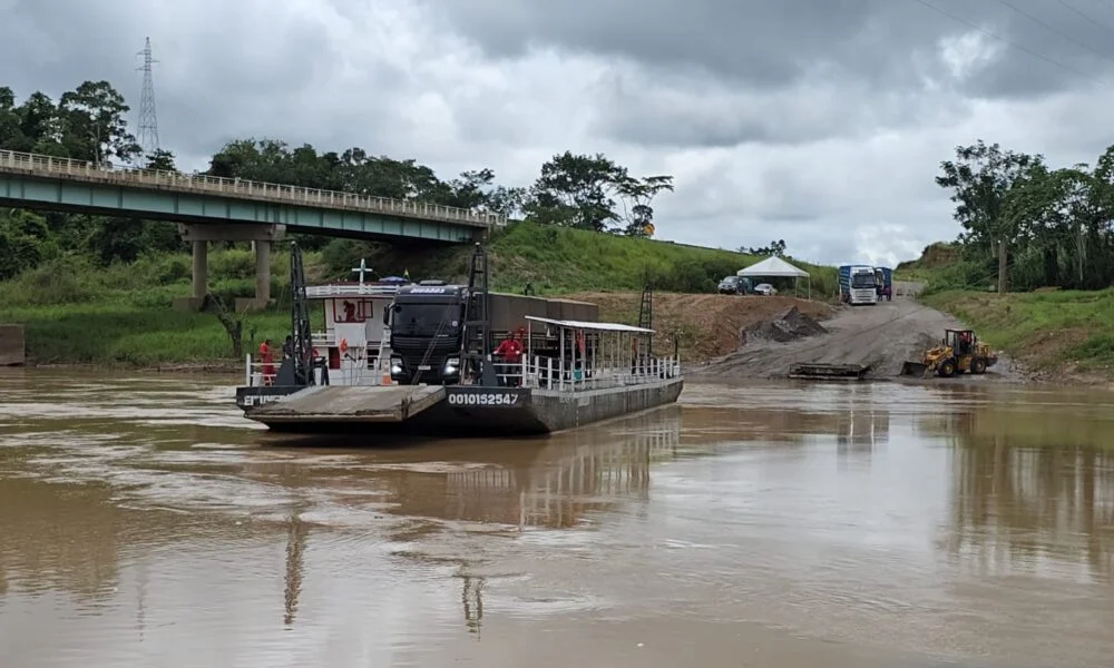 Rio Caeté eleva e travessia é mantida em ponte e balsa