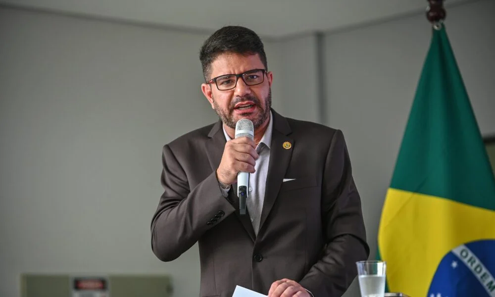 Cameli adiantou que as ações devem focar no médio prazo, com o objetivo de resolver definitivamente os impactos causados pelas chuvas intensas. “Vamos tentar encontrar soluções para que, no médio prazo, consigamos, de uma vez por todas, mesmo com a entrega de novas moradias que teremos, garantir que a Prefeitura também atenda à população que mora em área de risco. Precisamos realizar um trabalho completo de limpeza dos igarapés”, explicou.


“E deixo claro que não é apenas a Prefeitura a culpada. O governo tem sua responsabilidade, tem seu compromisso, e vamos atuar juntos, em conjunto. Todos sabemos que, nesta época do ano, enfrentamos esses problemas de força maior, que são questões da natureza”, acrescentou Cameli.

