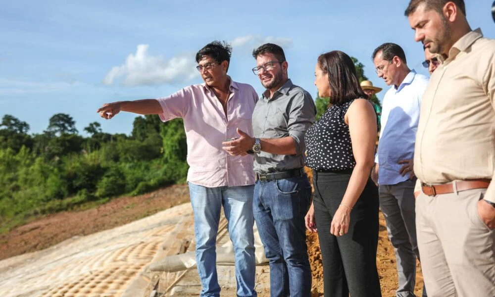Gladson Cameli, Mailza Assis e Nicolau Júnior visitam obras da Orla do Rio Acre, em Brasileia