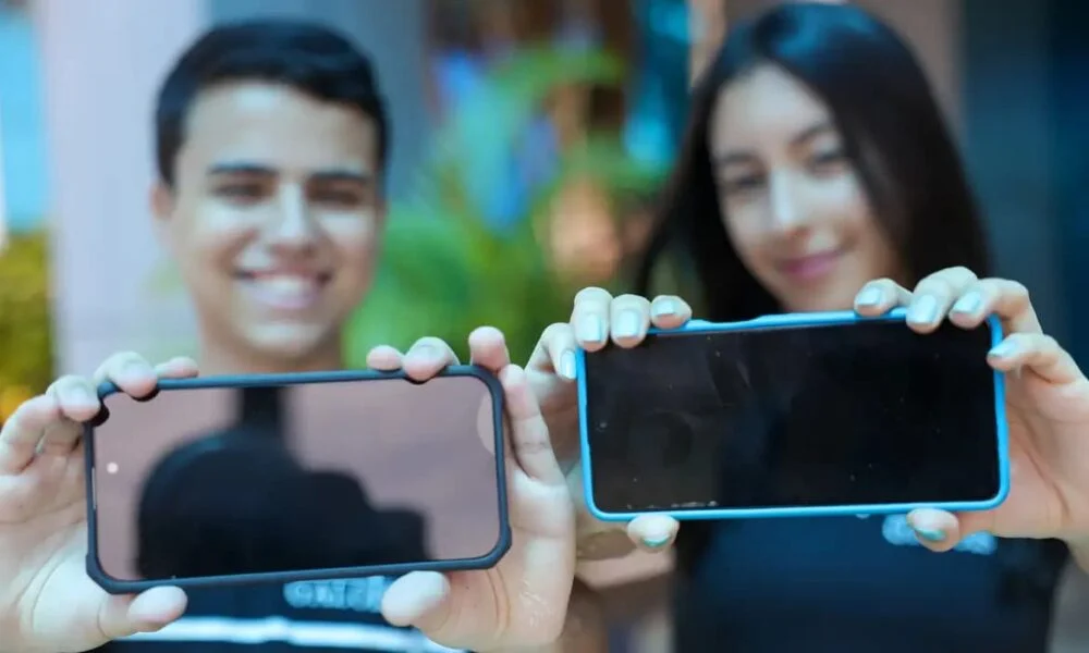 Governo regulamenta lei que restringe uso de celular na escola