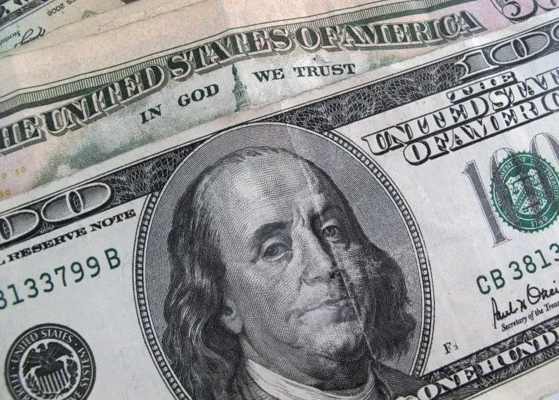 Após subir e reverter parte das perdas acumuladas de 2025 na abertura da semana, o dólar apresenta estabilidade ante o real nesta terça-feira (18). Às 9h10, a moeda norte-americana subia 0,09% e era vendida por R$ 5,717.


O que aconteceu


Dólar comercial opera em leve alta na sessão. A estabilidade da moeda norte-americana mantém a trajetória da véspera e engata uma pequena valorização ante o real nos primeiros negócios desta terça-feira (16).


Na véspera, a cotação do dólar subiu 0,29%. A alta marca a quarta oscilação positiva da moeda norte-americana nas 11 sessões de fevereiro. No mês, a divisa acumula queda de 2,5% ante o real.