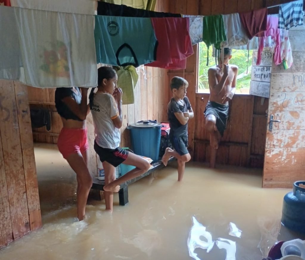 Em Marechal Thaumaturgo, rios transbordam e mais de 100 famílias são afetadas