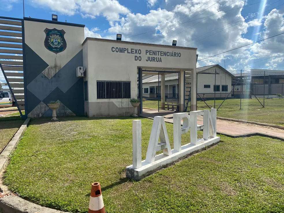 Mulher é presa tentando entrar com drogas no Presídio Manoel Néri