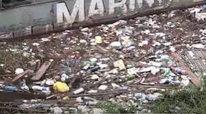 Subida das águas do Rio Juruá revela descarte irregular de lixo em Cruzeiro do Sul