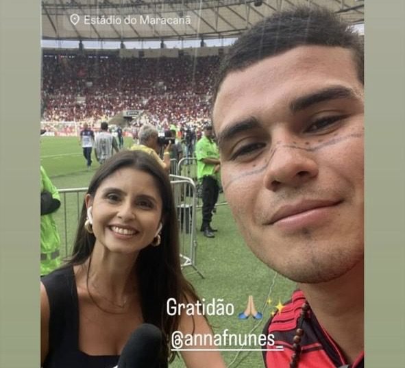 Indígena Nukini, de Mâncio Lima, é entrevistado pela Globo durante final do Carioca no Maracanã