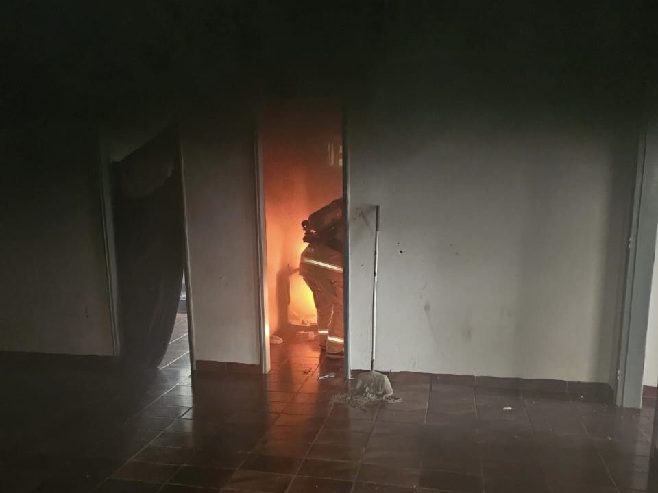 Corpo de Bombeiros Controla Incêndio em Casa Usada por Moradores de Rua em Cruzeiro do Sul