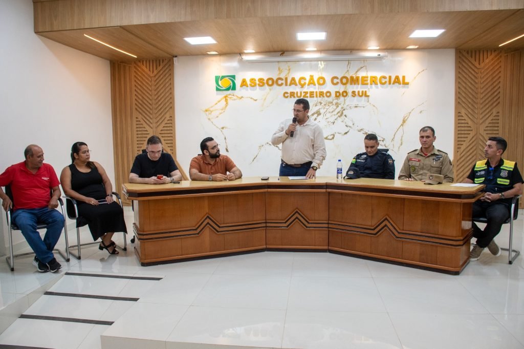 Circulação de caminhões pesados em Cruzeiro do Sul é tema de reunião entre autoridades e empresários