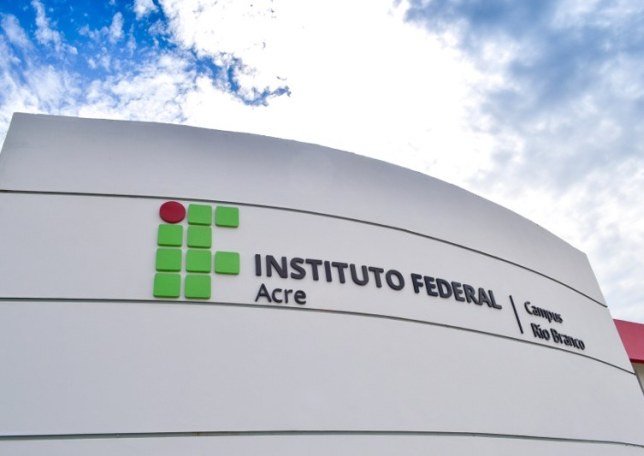 Ifac abre seleção para professor substituto com salários de até R$ 7,3 mil